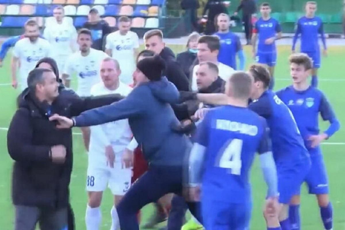 Масова бійня: матч Другої ліги не дограли через побоїще фанатів на полі – відео - Спорт 24 Масова бійня: матч Другої ліги не дограли через побоїще фанатів на полі – відео - Спорт 24