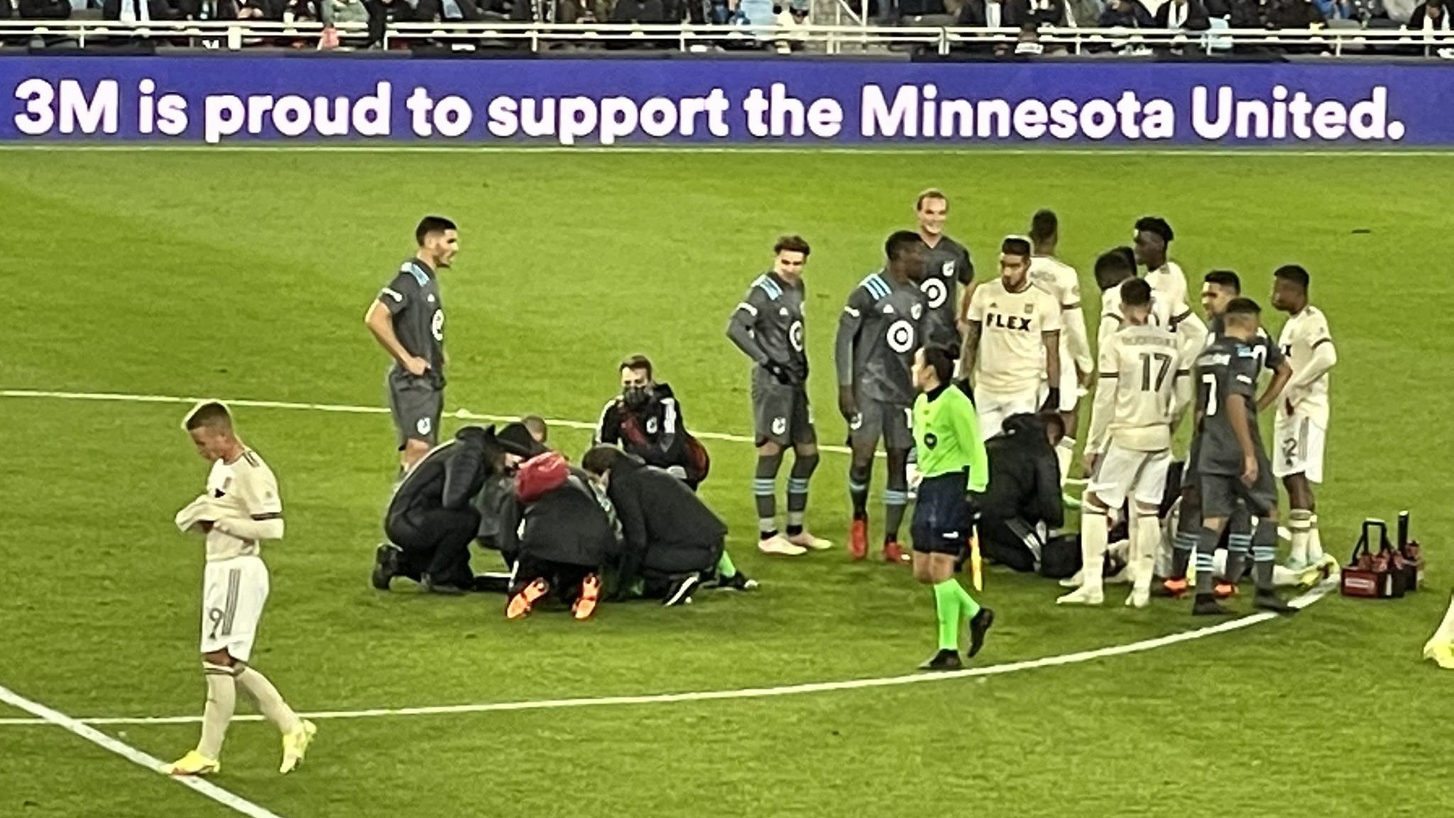 Удар в груди та брутальний підкат ззаду – арбітра в США відправили в нокдаун під час гри: відео - Спорт 24 Удар в груди та брутальний підкат ззаду – арбітра в США відправили в нокдаун під час гри: відео - Спорт 24