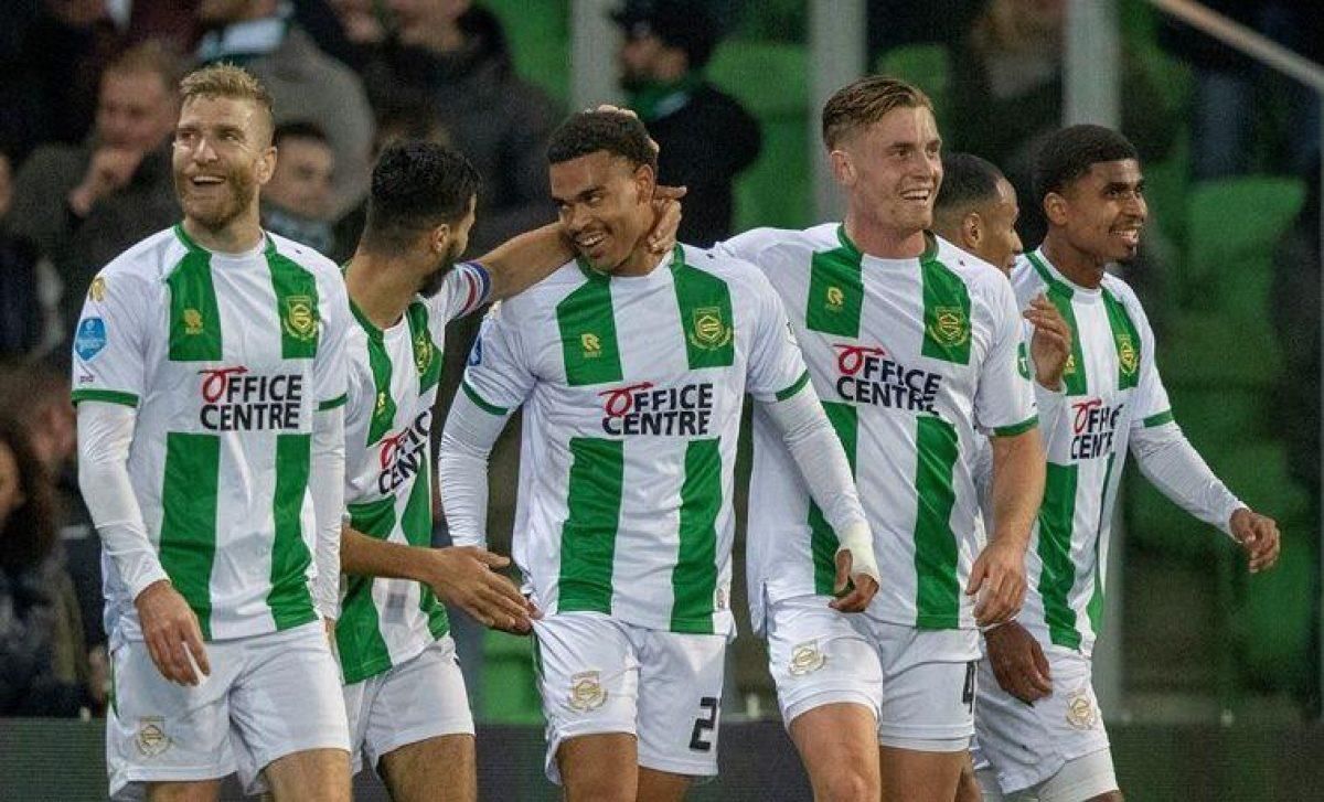 Претендент на гол года: в Нидерландах забили фантастический мяч пяткой в девятку – видео Претендент на гол года: в Нидерландах забили фантастический мяч пяткой в девятку – видео