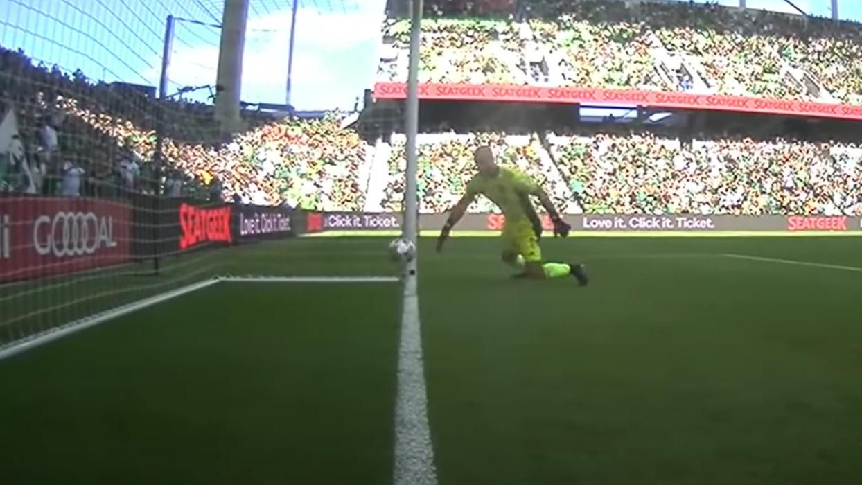 Голкипер забил гол в собственные ворота после того, как мяч поцеловал две стойки: видео Голкипер забил гол в собственные ворота после того, как мяч поцеловал две стойки: видео