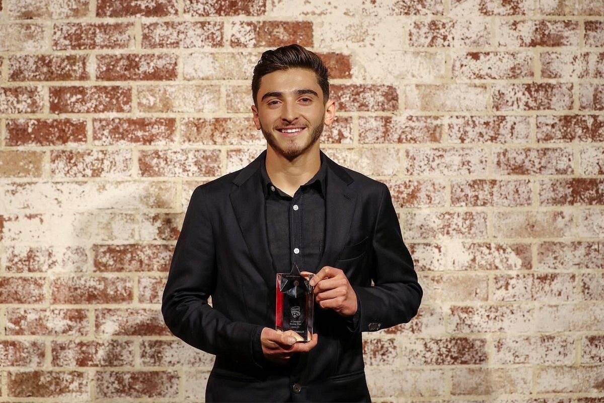 Европейские топ-клубы поддержали австралийского футболиста, который признался, что он гей Европейские топ-клубы поддержали австралийского футболиста, который признался, что он гей