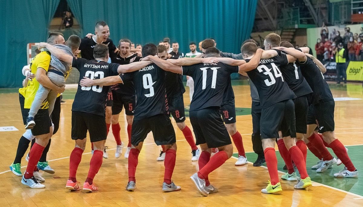 Ураган благодаря дублю Фаренюка одержал третью победу в Лиге чемпионов по футзалу: видео Ураган благодаря дублю Фаренюка одержал третью победу в Лиге чемпионов по футзалу: видео