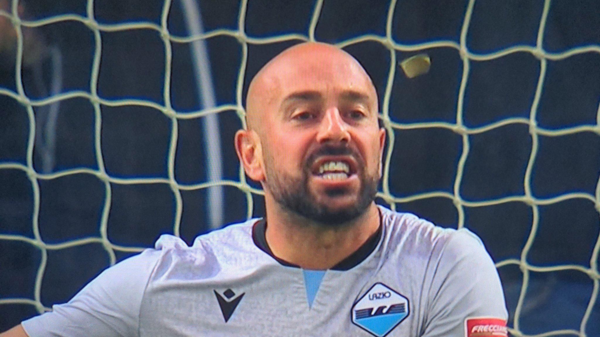 Воротарю Лаціо влучили монетою в голову під час матчу проти Аталанти: відео - Спорт 24 Воротарю Лаціо влучили монетою в голову під час матчу проти Аталанти: відео - Спорт 24