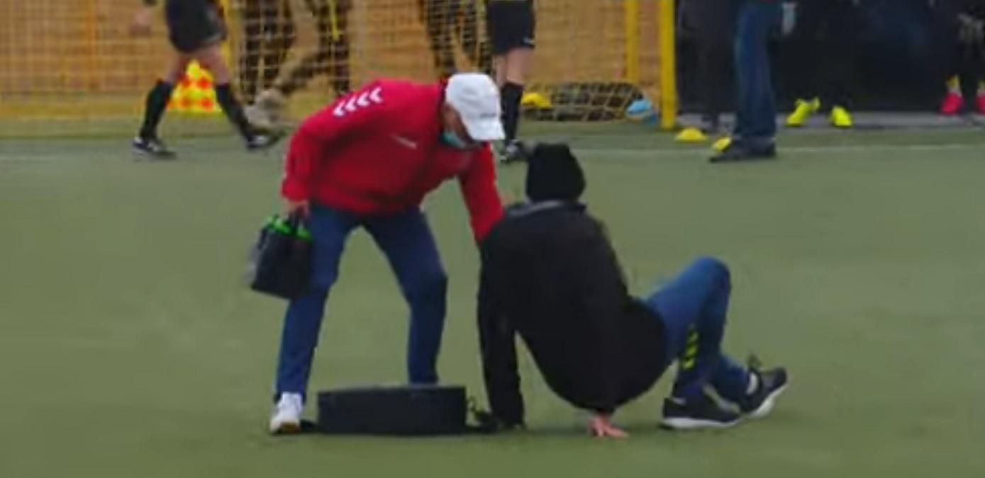 Джонні Депп аплодує стоячи: акторська гра лікаря у Другій лізі – відео цирку на полі - Спорт 24 Джонні Депп аплодує стоячи: акторська гра лікаря у Другій лізі – відео цирку на полі - Спорт 24