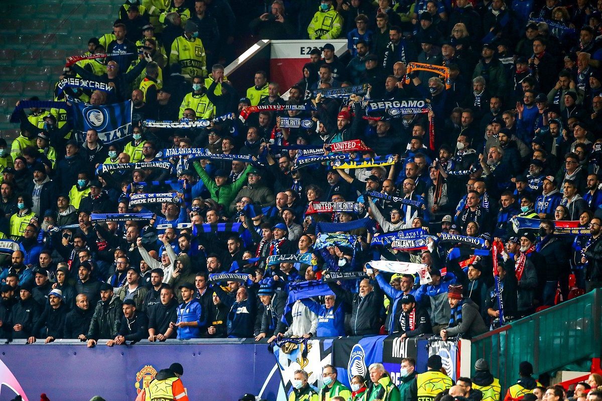 Напад на дияволів: ультрас Аталанти атакував вболівальників Манчестер Юнайтед – відео - Спорт 24 Напад на дияволів: ультрас Аталанти атакував вболівальників Манчестер Юнайтед – відео - Спорт 24