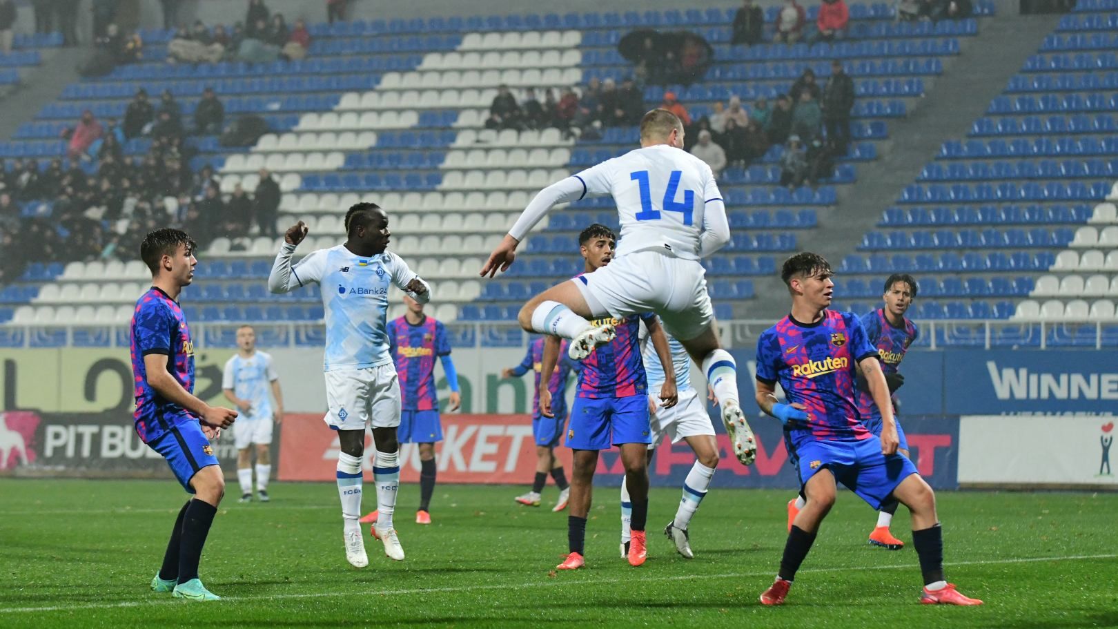 Динамо разгромило Барселону в юношеской Лиге чемпионов, забив четыре гола: видео Динамо разгромило Барселону в юношеской Лиге чемпионов, забив четыре гола: видео