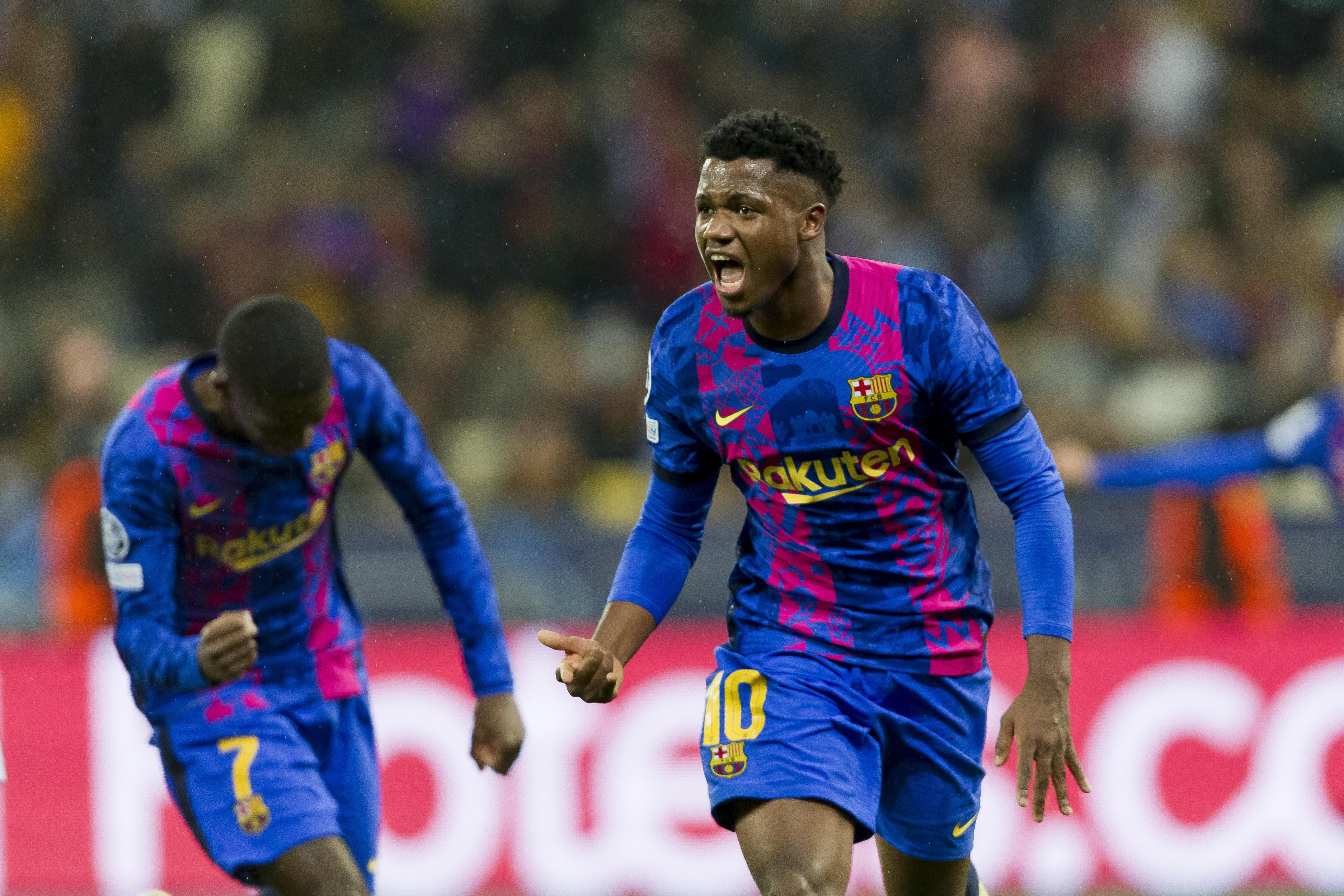 Барселона после отмененного пенальти открыла счет в матче с Динамо: видео Барселона после отмененного пенальти открыла счет в матче с Динамо: видео