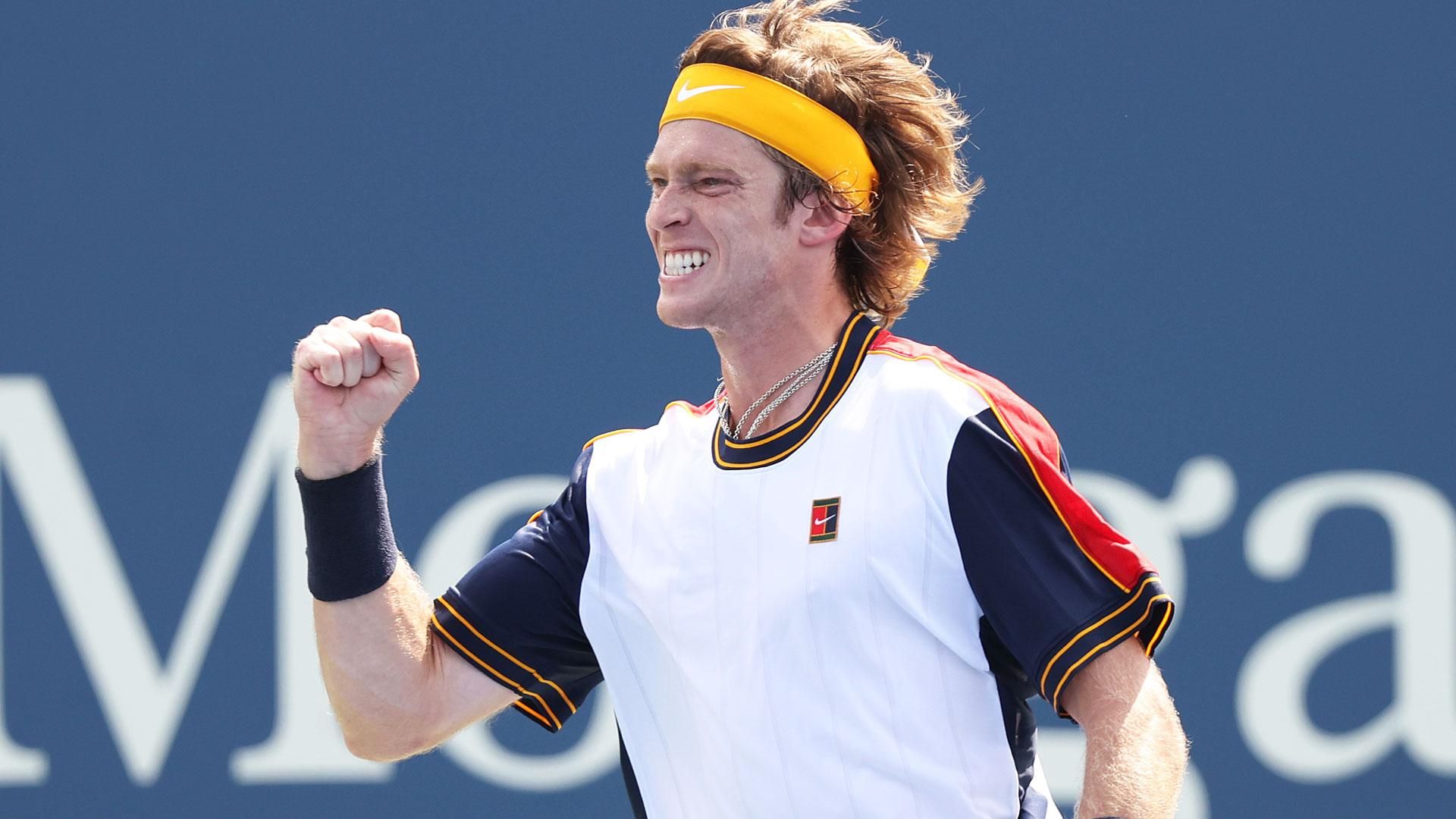 Російський тенісист зламав об себе ракетку та отримав за це штраф: відео - Спорт 24 Російський тенісист зламав об себе ракетку та отримав за це штраф: відео - Спорт 24