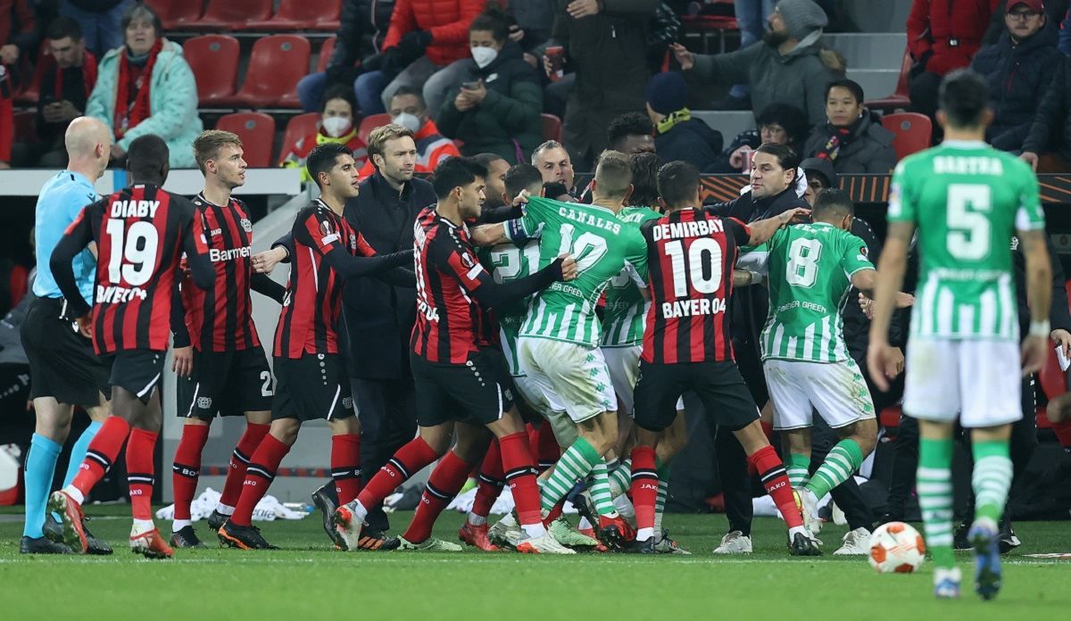 Схопив за горло: матч Ліги Європи завершився масовою сутичкою футболістів – відео - Спорт 24 Схопив за горло: матч Ліги Європи завершився масовою сутичкою футболістів – відео - Спорт 24