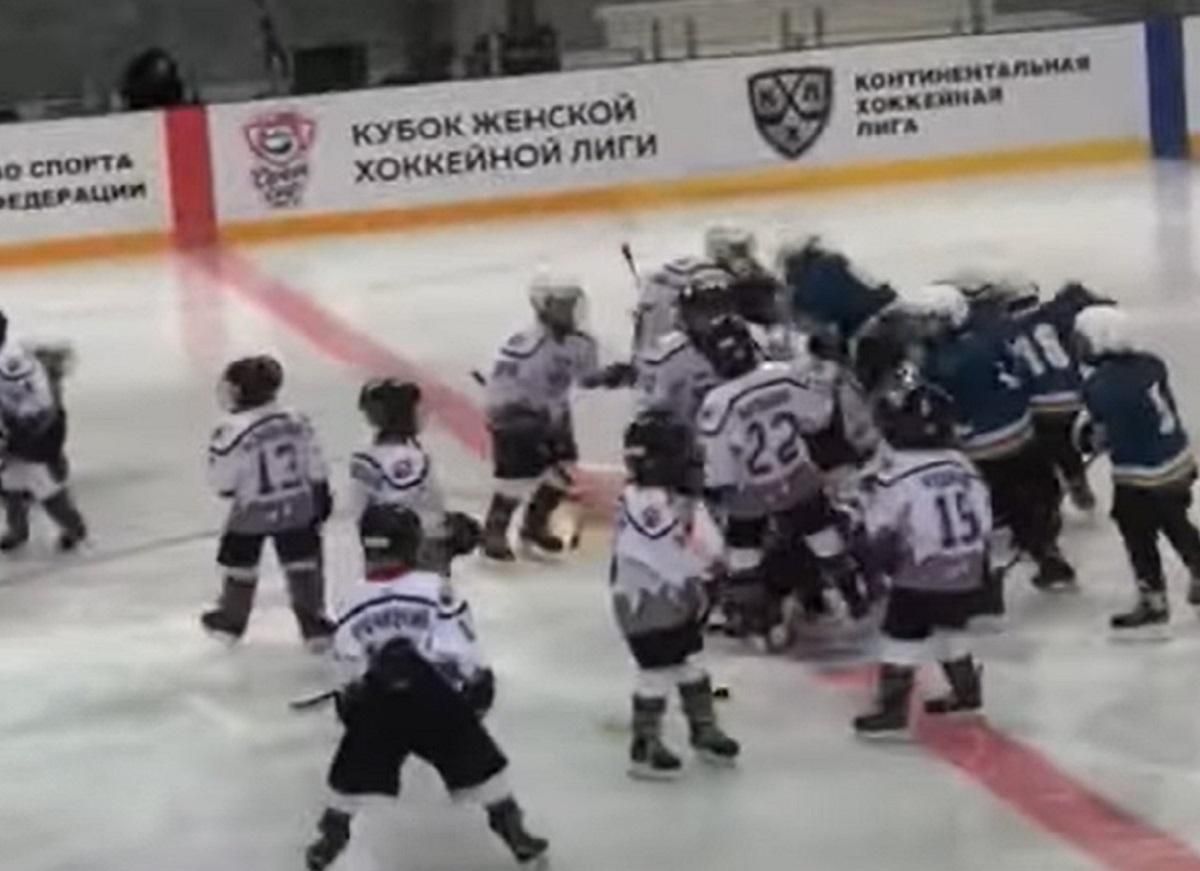 В России дети-хоккеисты устроили массовую драку перед игрой: видео