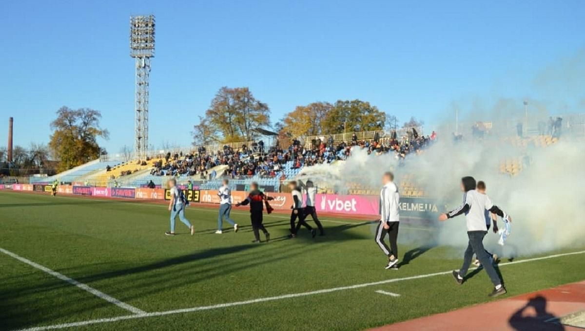 Увірвались на поле з фаєрами: розлючені фанати Минаю ледь не зірвали матч – відео - Спорт 24 Увірвались на поле з фаєрами: розлючені фанати Минаю ледь не зірвали матч – відео - Спорт 24