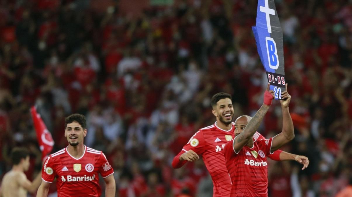 Топ-матч в Бразилии завершился массовой дракой игроков из-за картонных гробов: видео Топ-матч в Бразилии завершился массовой дракой игроков из-за картонных гробов: видео