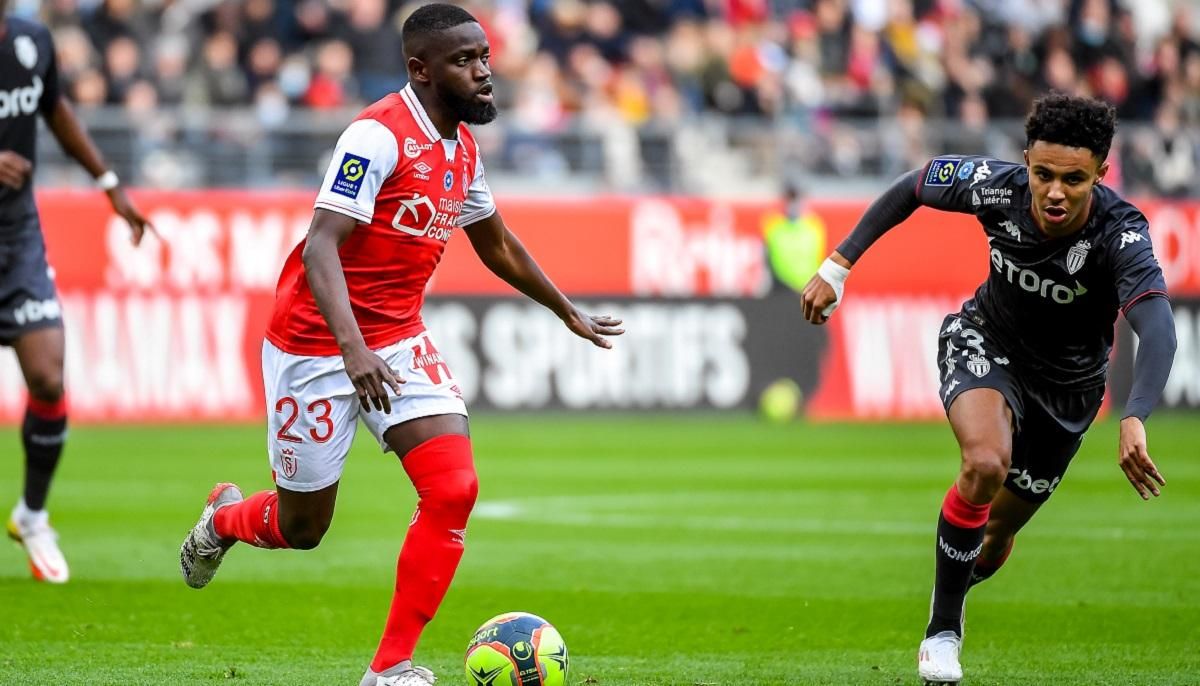 Судья отправил в нокдаун футболиста прямо во время матча во Франции: курьезное видео Судья отправил в нокдаун футболиста прямо во время матча во Франции: курьезное видео