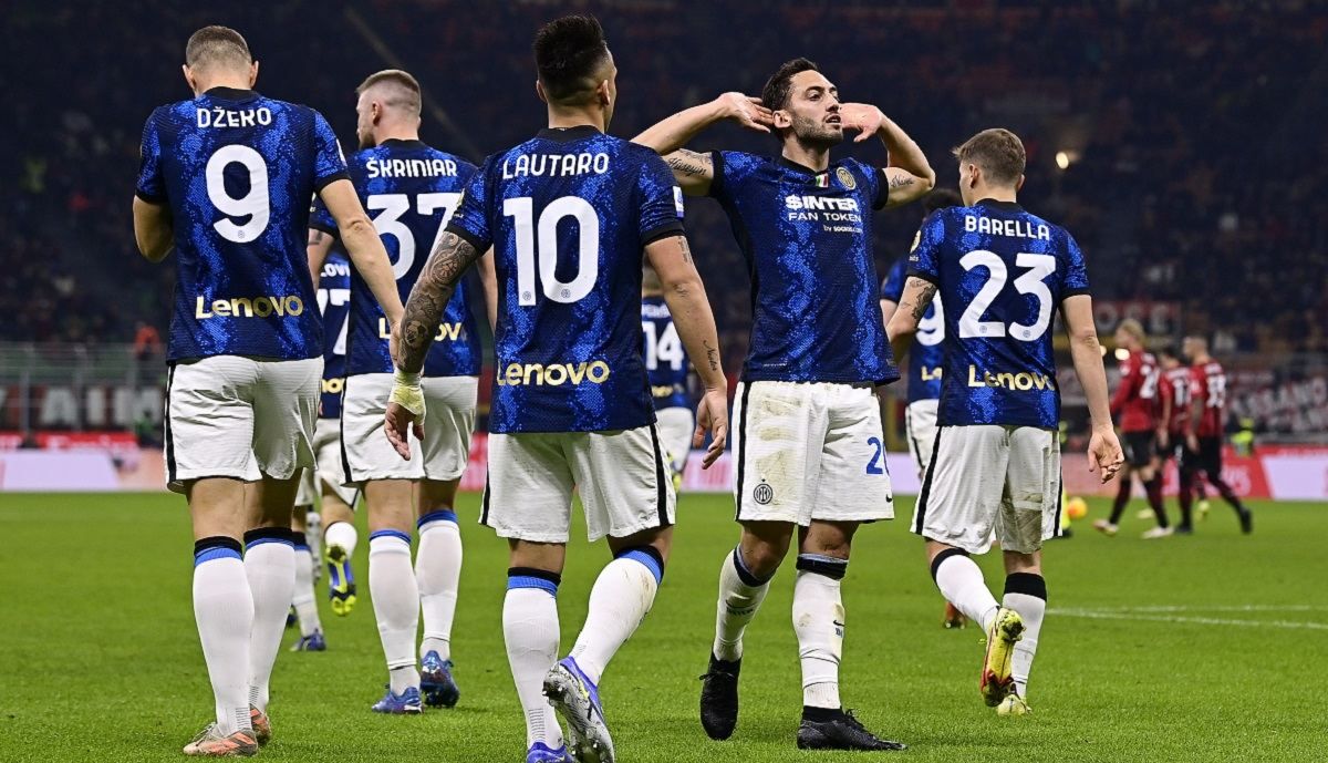 Забил бывшей команде: игрок Интера потроллил фанатов Милана после пенальти – фото Забил бывшей команде: игрок Интера потроллил фанатов Милана после пенальти – фото