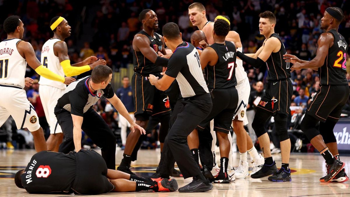 Баскетболісти НБА влаштували бійку на майданчику, одного з них винесли на ношах: відео - Спорт 24