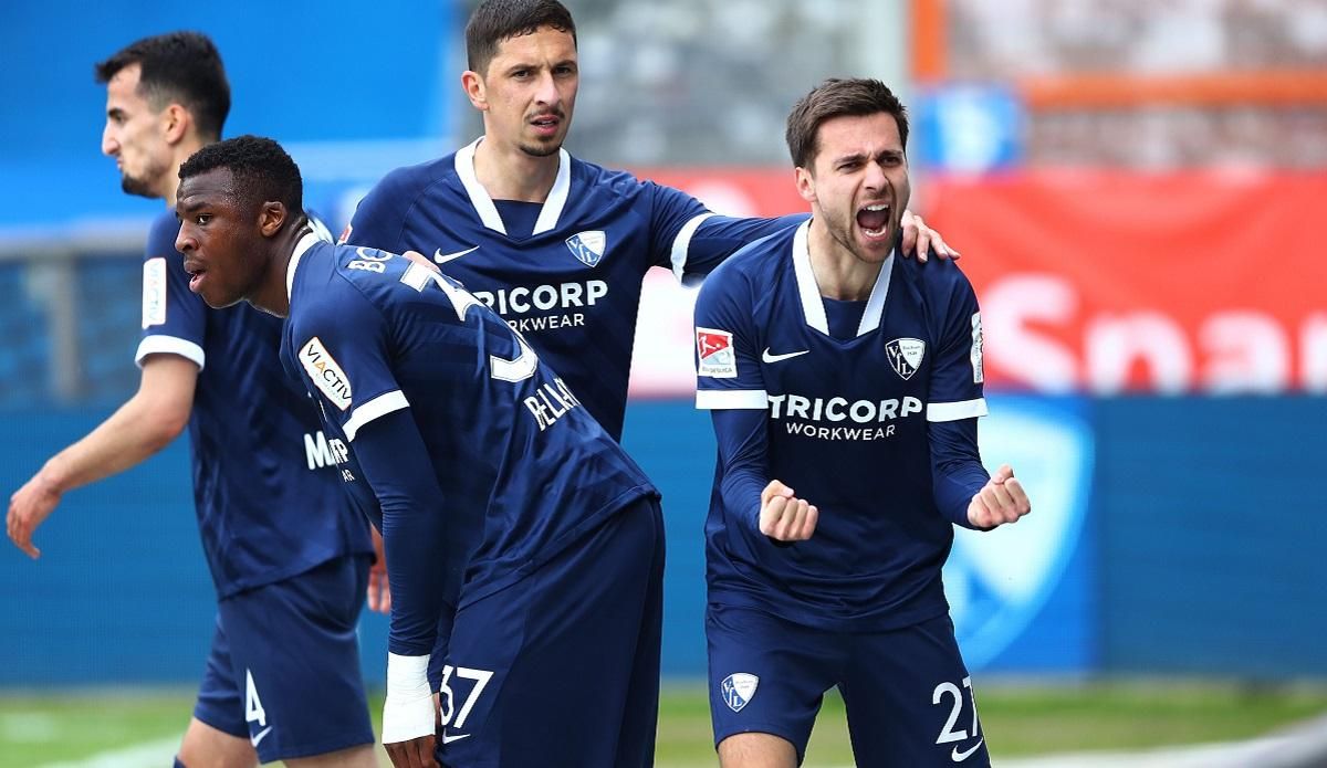 Забив космічним ударом з власної частини поля: відео топ-5 найкращих голів туру Бундесліги - Спорт 24 Забив космічним ударом з власної частини поля: відео топ-5 найкращих голів туру Бундесліги - Спорт 24