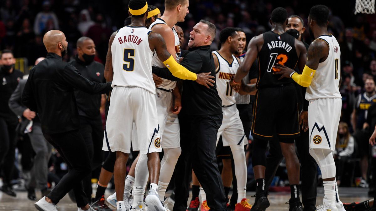 В НБА жорстко покарали баскетболістів, які влаштували сутичку під час матчу - Спорт 24