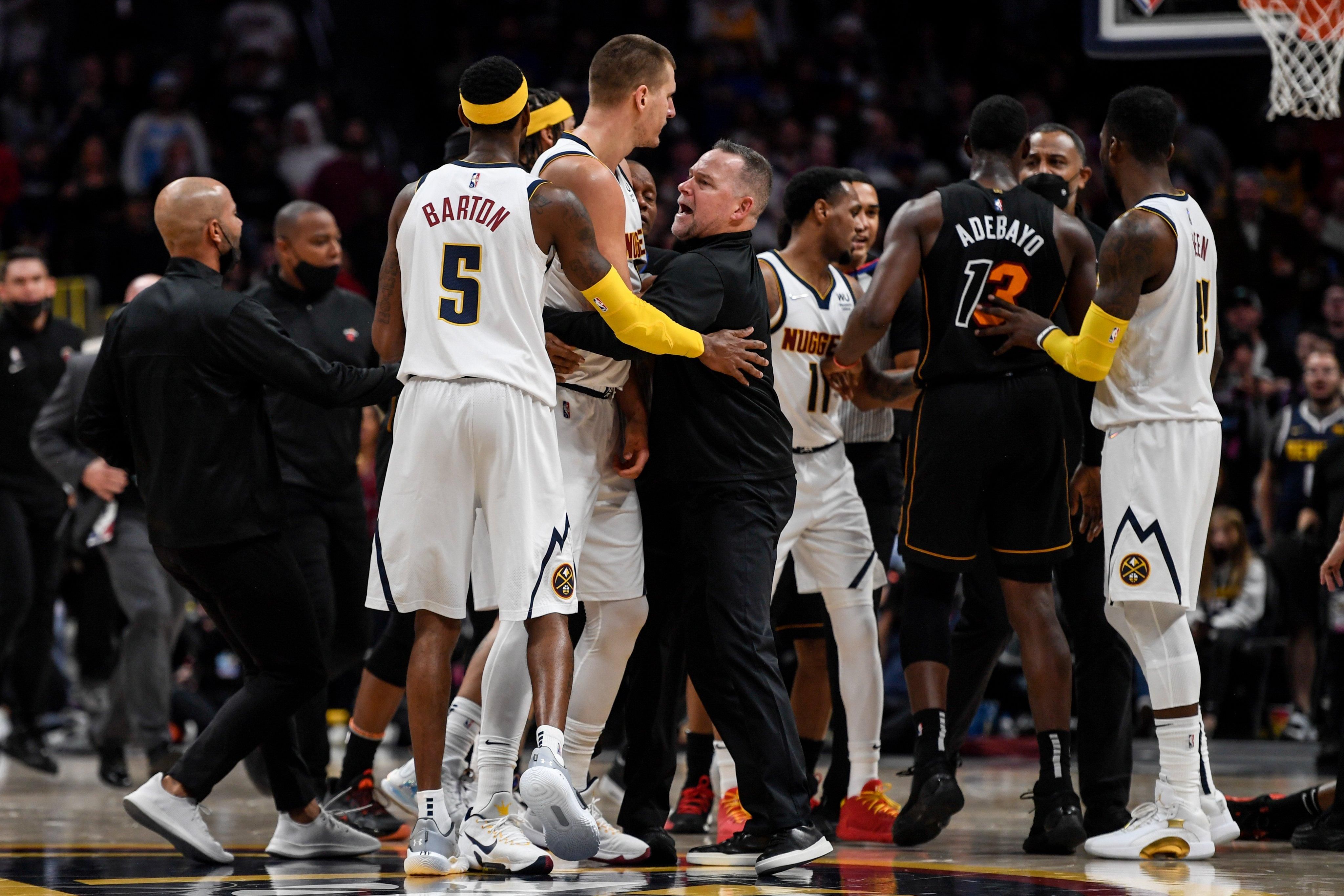 В НБА жестко наказали баскетболистов, устроивших стычку во время матча