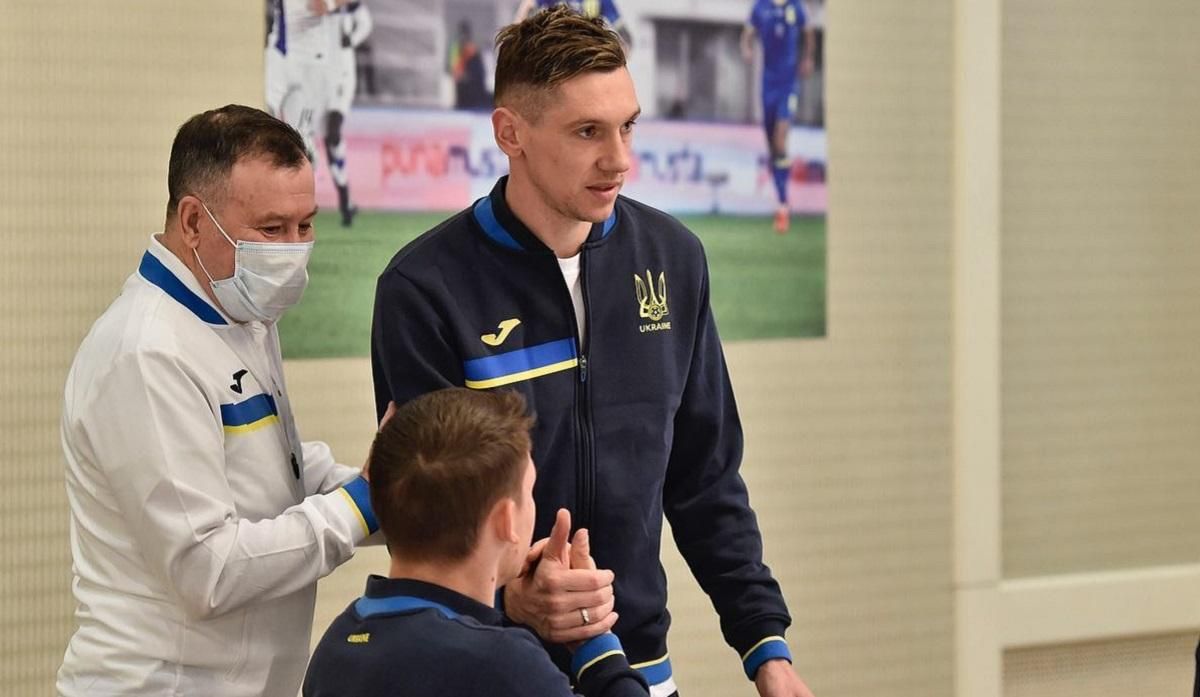 Як Ярмоленко п'яткою прокинув м'яч поміж ніг Гармашу, який повернувся у збірну України: відео - Спорт 24 Як Ярмоленко п'яткою прокинув м'яч поміж ніг Гармашу, який повернувся у збірну України: відео - Спорт 24