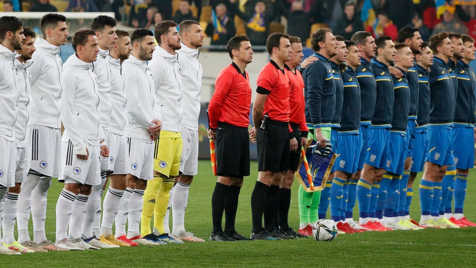 Українських фанатів не пускають на вирішальний матч відбору ЧС-2022: деталі скандалу - Спорт 24