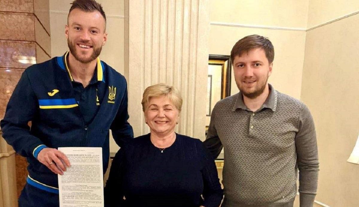 Хочу бути прикладом, – Ярмоленко розповів, чому віддав призові за Євро на благодійність - Спорт 24 Хочу бути прикладом, – Ярмоленко розповів, чому віддав призові за Євро на благодійність - Спорт 24