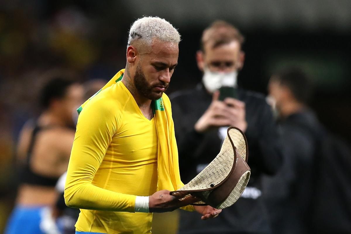 Неймар проявил неуважение к арбитру во время матча сборной Бразилии: видео дерзкого момента Неймар проявил неуважение к арбитру во время матча сборной Бразилии: видео дерзкого момента