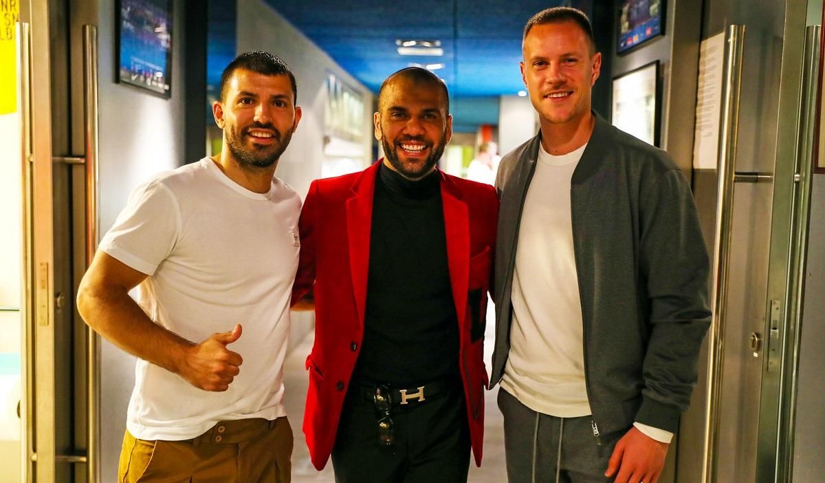 Снова вместе с Хави: Дани Алвес вернулся в Барселону Снова вместе с Хави: Дани Алвес вернулся в Барселону