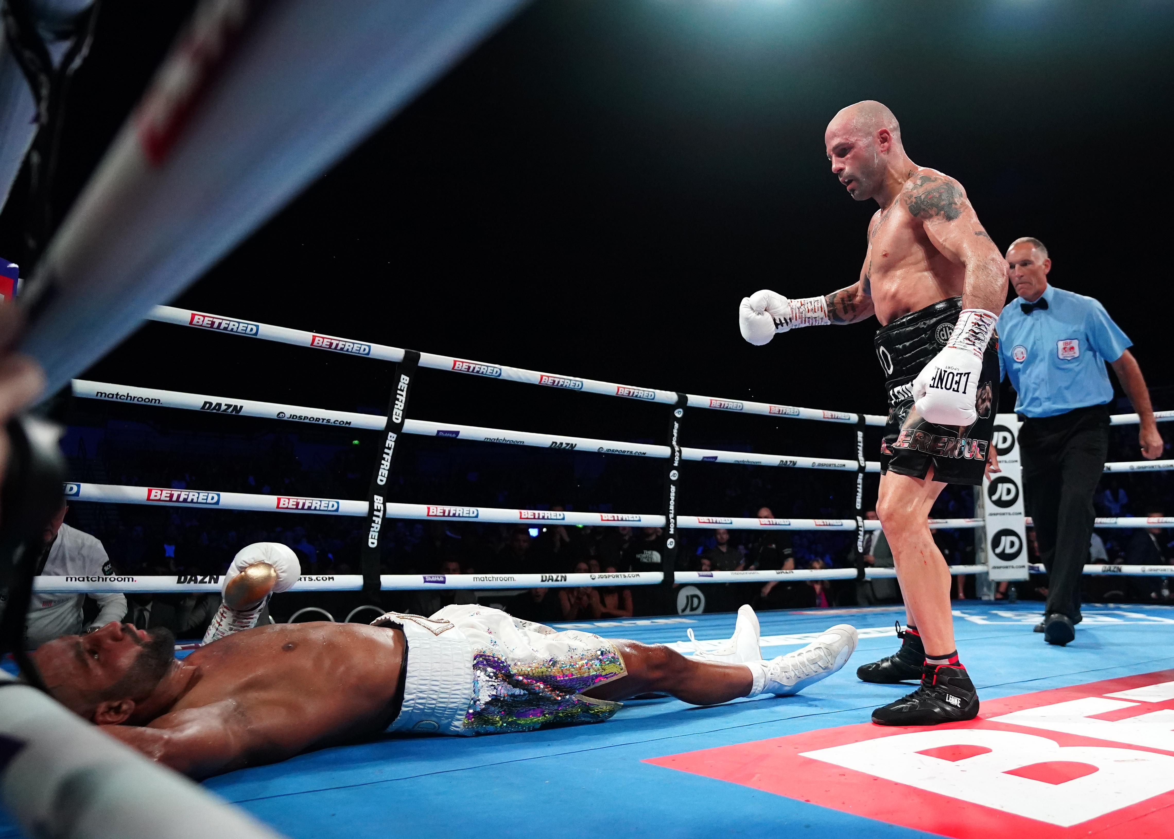 Боксер на 3-й секунде раунда грубым нокаутом "вырубил" чемпиона мира: эмоциональное видео Боксер на 3-й секунде раунда грубым нокаутом "вырубил" чемпиона мира: эмоциональное видео