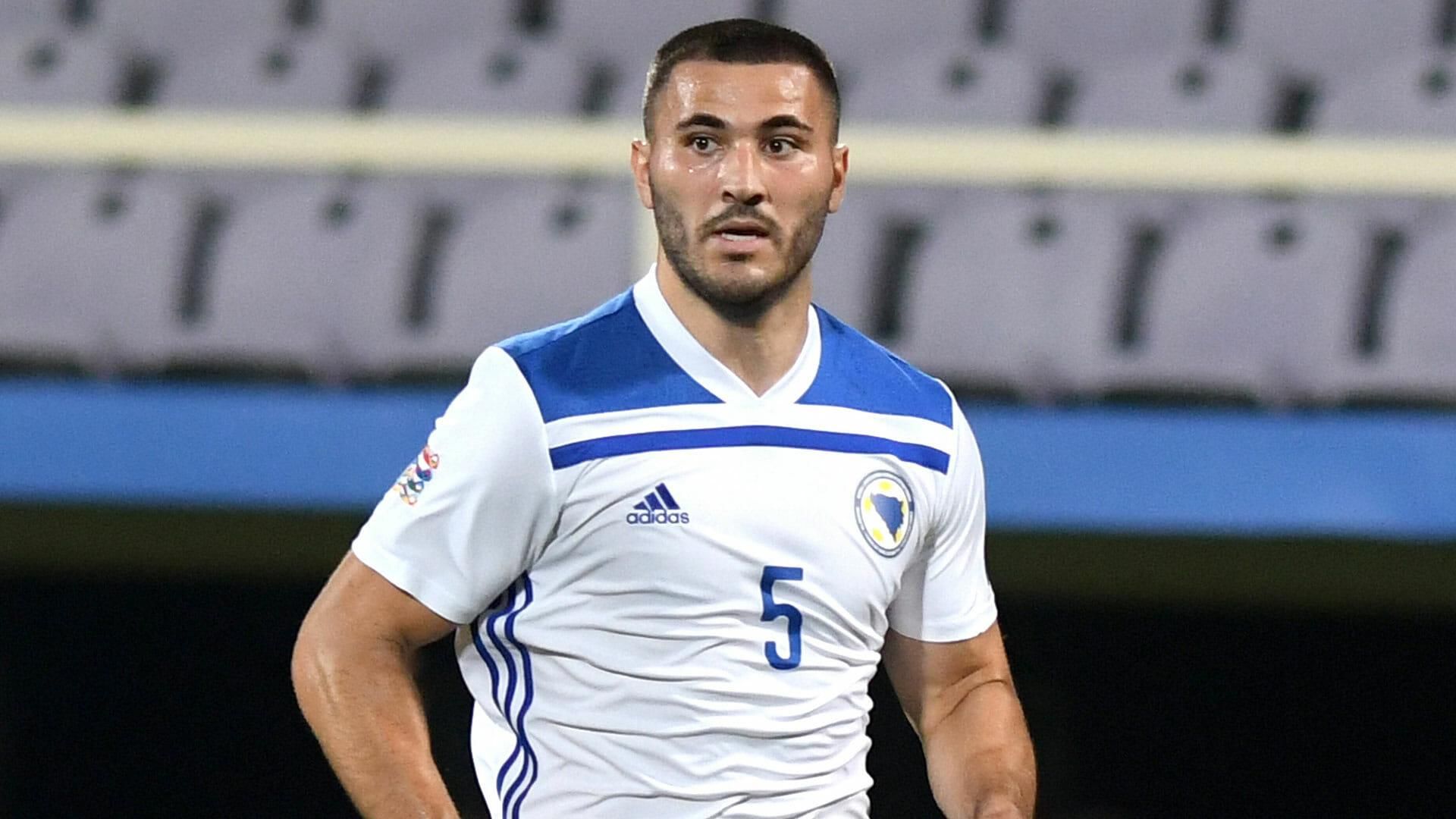 Лидеру сборной Боснии и Герцеговины наложили гипс перед матчем с Украиной Лидеру сборной Боснии и Герцеговины наложили гипс перед матчем с Украиной