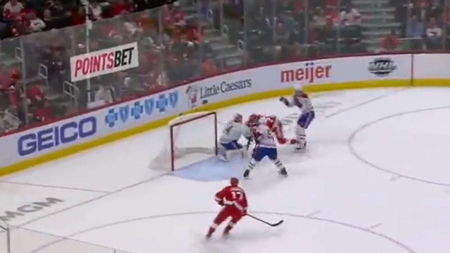 Ледь не тріснула голова: хокеїсти НХЛ зіткнулися на шалених швидкостях – вражаюче відео - Спорт 24