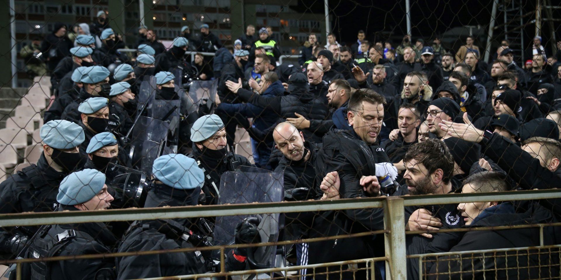 Боснійські фанати влаштували бійку на трибунах через прапор України: відео інциденту - Спорт 24