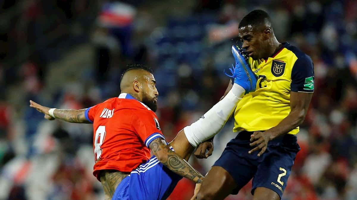 Удаление года: звездный Видаль перепутал мяч с головой соперника – жуткое видео Удаление года: звездный Видаль перепутал мяч с головой соперника – жуткое видео