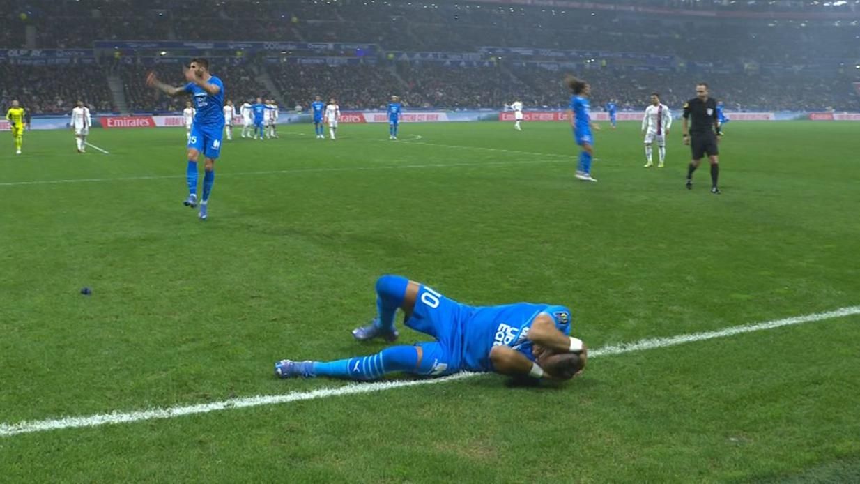 Фанат бросил бутылкой в голову Пайету на матче Лион – Марсель: фото и видео жестокого момента Фанат бросил бутылкой в голову Пайету на матче Лион – Марсель: фото и видео жестокого момента