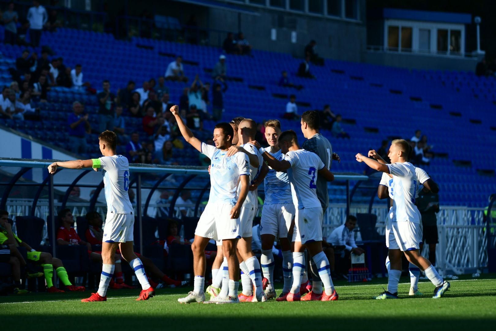 Головой в девятку: Динамо U-19 забило Баварии на старте матча – видео гола