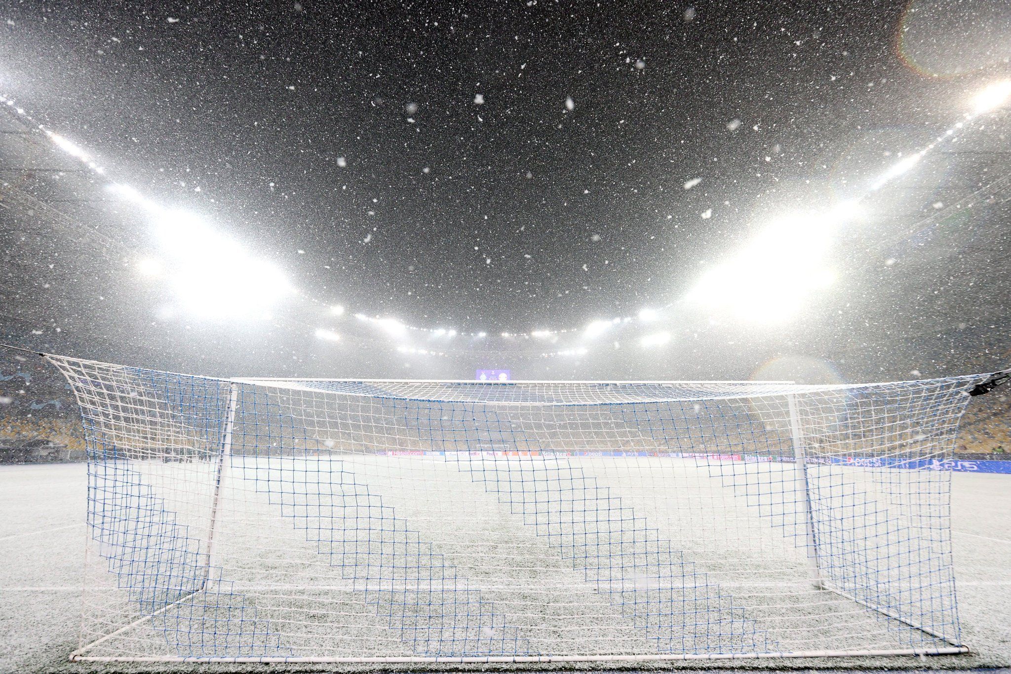 Як виглядає засніжене поле "Олімійського" перед матчем Динамо – Баварія: неймовірні фото - Спорт 24