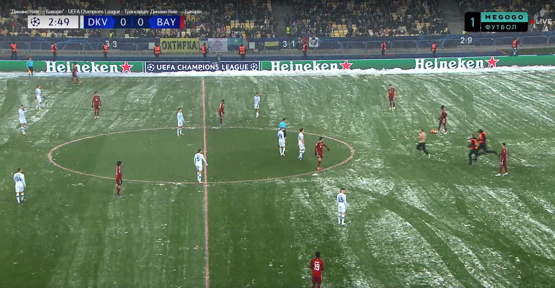 Обнаженный болельщик сорвал начало матча Динамо – Бавария в Киеве: видео со стадиона Обнаженный болельщик сорвал начало матча Динамо – Бавария в Киеве: видео со стадиона