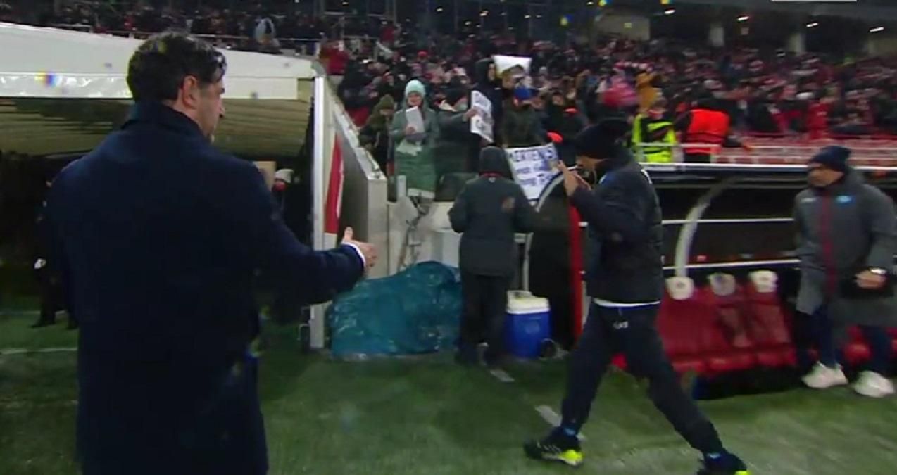 Тренер Наполи не пожал руку наставнику клуба из России после поражения: видео Тренер Наполи не пожал руку наставнику клуба из России после поражения: видео