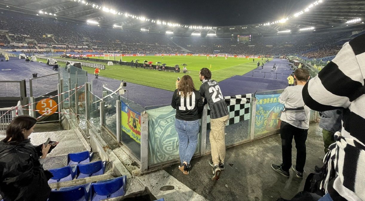 Італійські стюарди не дозволили фанатам Зорі вивісити банер "Луганськ – це Україна" - Спорт 24