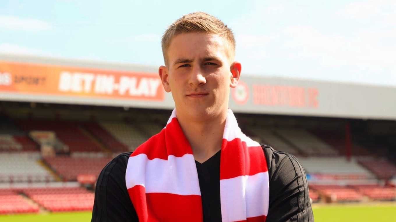 В Норвегии вратарь симулировал травму и получил удаление для одноклубника: видео инцидента В Норвегии вратарь симулировал травму и получил удаление для одноклубника: видео инцидента