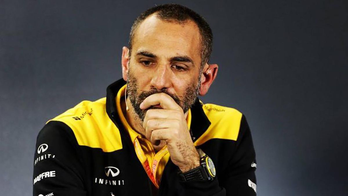 Бывший босс Renault вынужденно сделал тату: он проиграл пари пилоту Формулы-1 – комическое фото