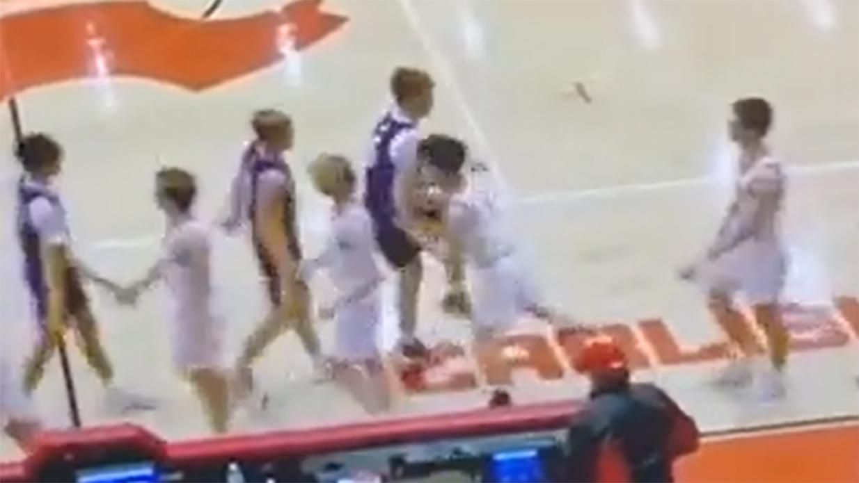 Маленькие драчуны: в США школьные команды устроили драку после матча – видео горячей стычки Маленькие драчуны: в США школьные команды устроили драку после матча – видео горячей стычки