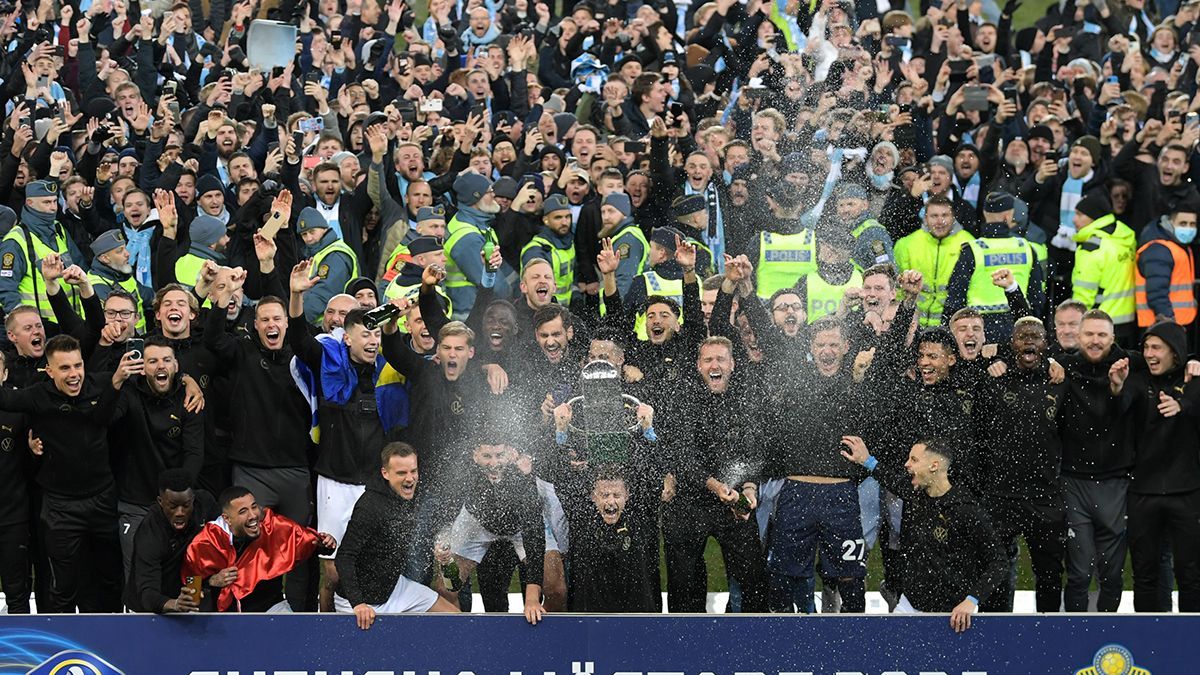 Безумие в Швеции: фанаты Мальме выбежали на поле, чтобы отпраздновать чемпионство – яркие фото