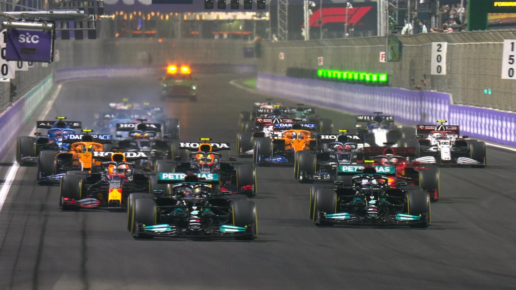 Два рестарта и авария лидеров: Хэмилтон выиграл первый в истории гран-при Саудовской Аравии Два рестарта и авария лидеров: Хэмилтон выиграл первый в истории гран-при Саудовской Аравии