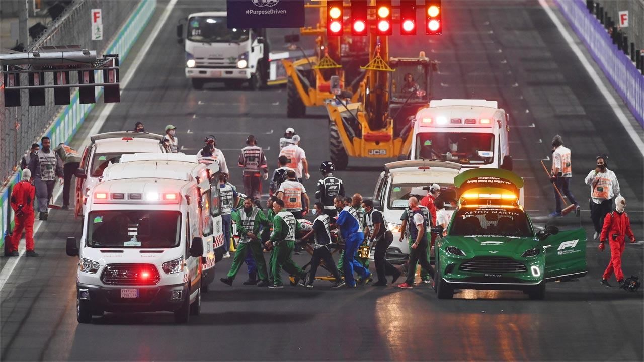 Пилот Формулы-2 на бешеной скорости влетел в соперника: видео жуткого столкновения Пилот Формулы-2 на бешеной скорости влетел в соперника: видео жуткого столкновения
