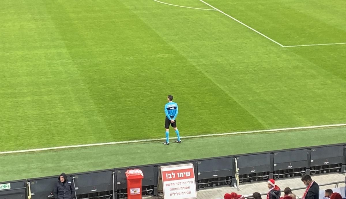 Швабра, кусок тканини та провальна відмазка: як судді курйозно забули прапорці на матч - Спорт 24 Швабра, кусок тканини та провальна відмазка: як судді курйозно забули прапорці на матч - Спорт 24