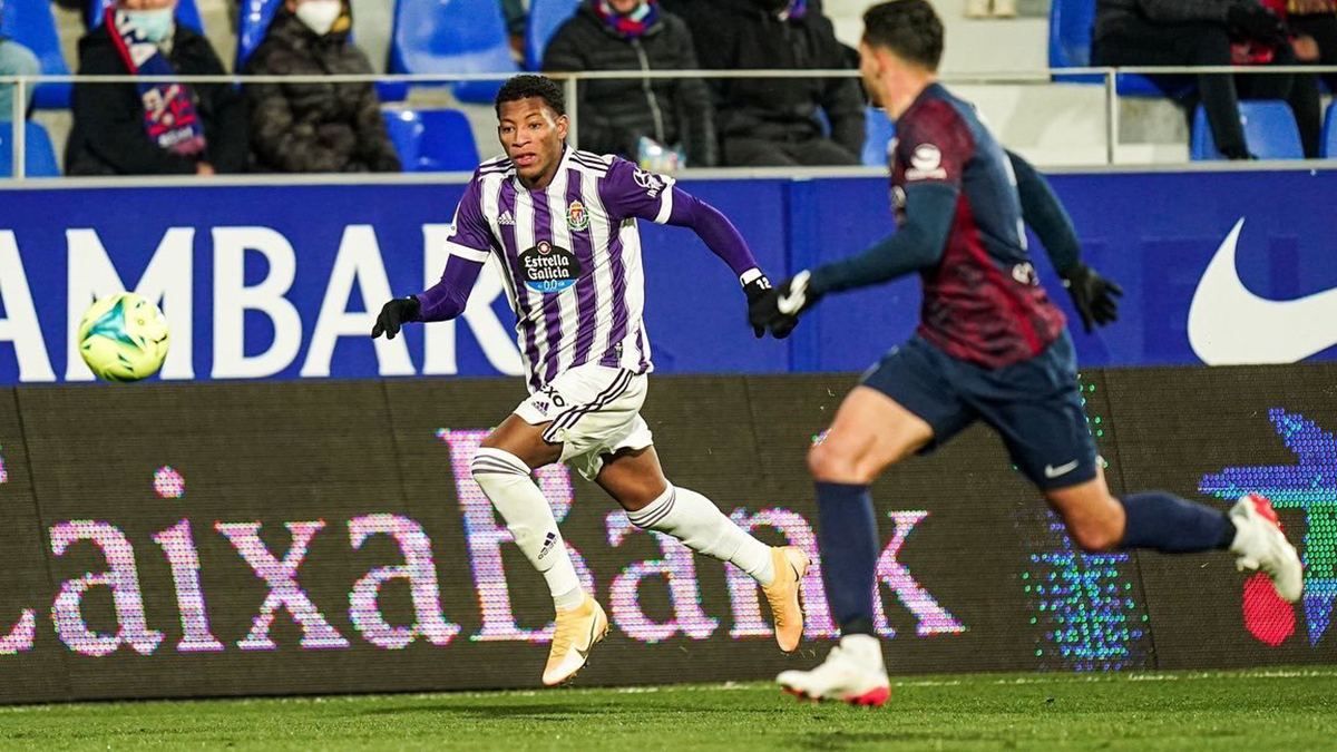 Таксі аж перекинулося на бік: п'яний футболіст влаштував аварію в Іспанії – фото та відео - Спорт 24 Таксі аж перекинулося на бік: п'яний футболіст влаштував аварію в Іспанії – фото та відео - Спорт 24