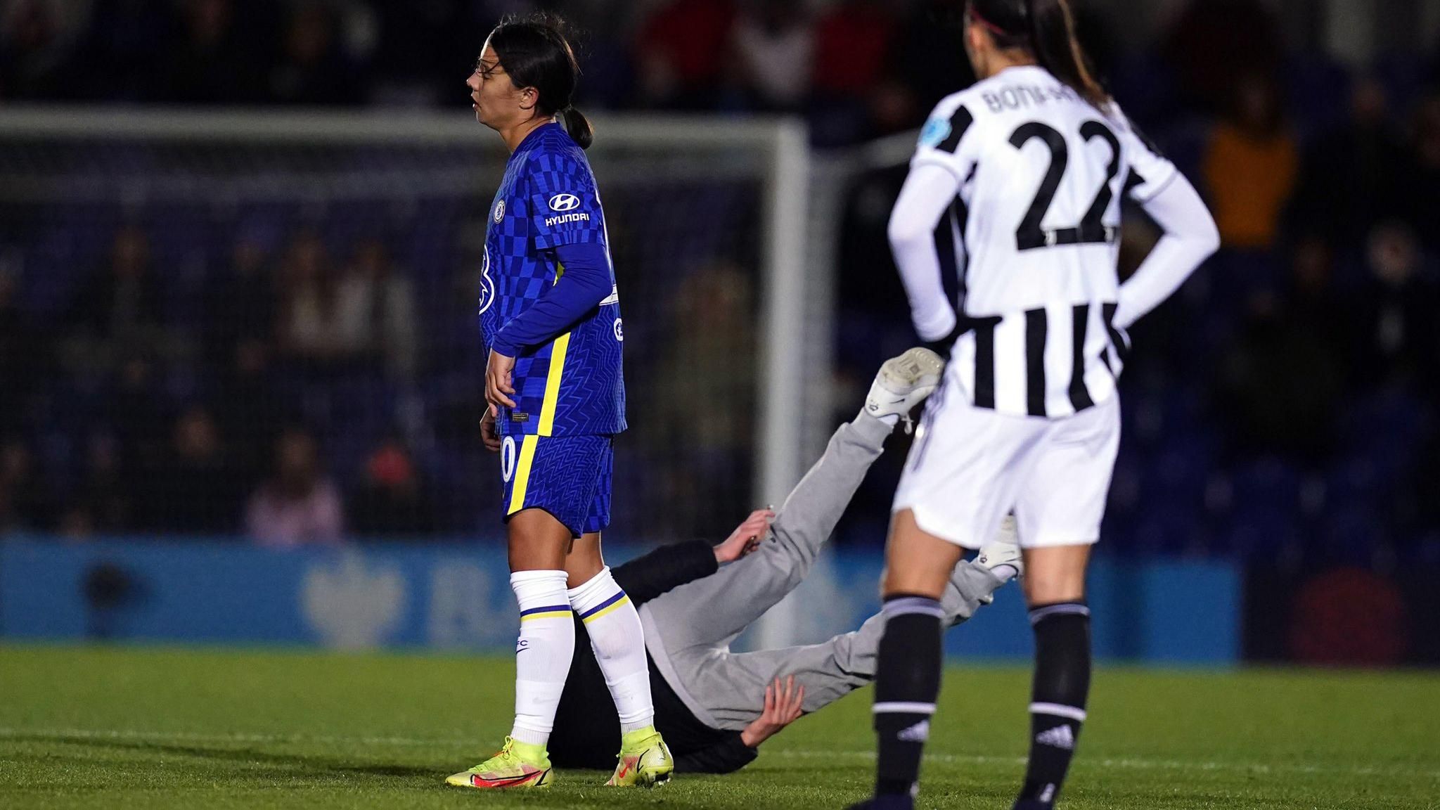 Футболистка Челси бойцовским приемом завалила на газон выбежавшего на поле фаната: видео Футболистка Челси бойцовским приемом завалила на газон выбежавшего на поле фаната: видео