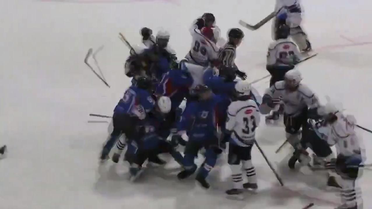 У Росії 12-річні хокеїсти влаштували масове побоїще під час матчу: відео бійки - Спорт 24