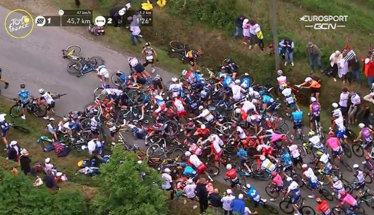 У Франції оштрафували жінку, яка спричинила масову аварію на Тур де Франс - Спорт 24