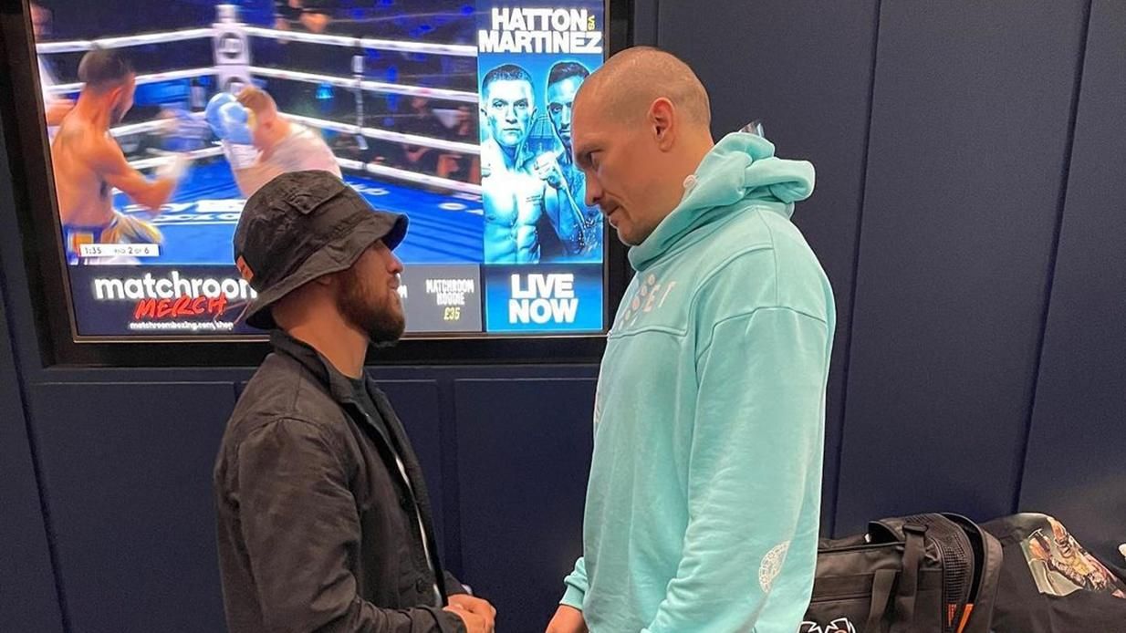 Усик в экстравагантном костюме прилетел в Нью-Йорк на бой Ломаченко Усик в экстравагантном костюме прилетел в Нью-Йорк на бой Ломаченко